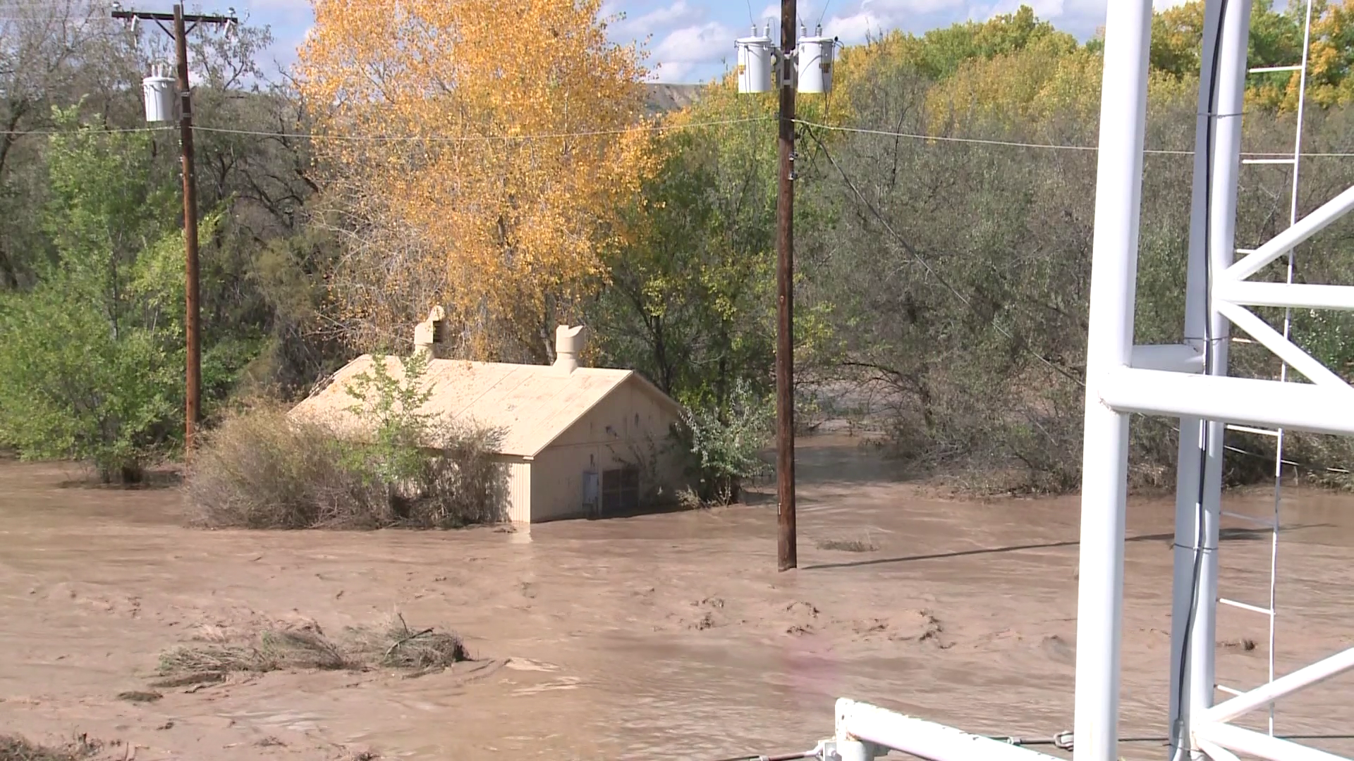 Family waits 12 hours for rescue after flooding forces them to rooftop ...