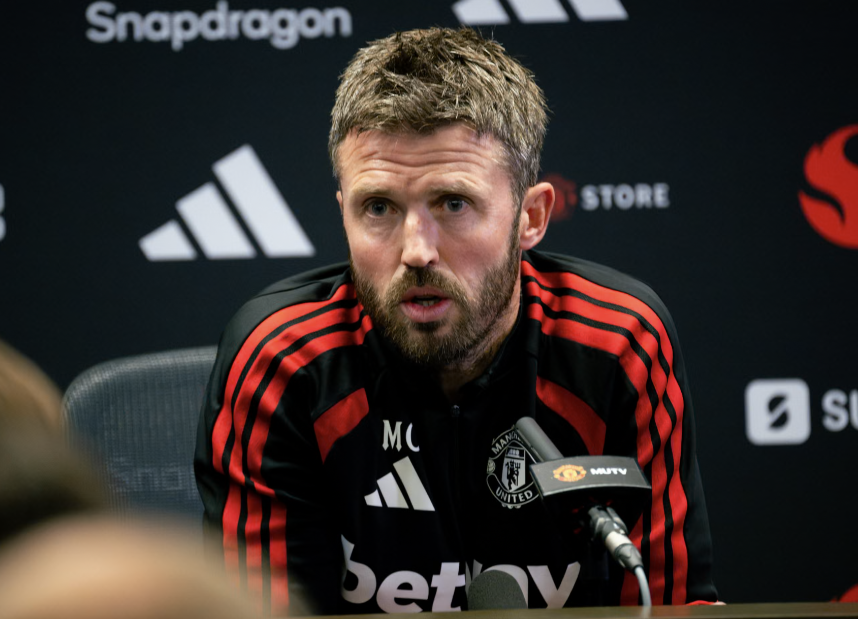 Carrick: 'Tôi sẵn sàng ướt mưa để những người khác được khô ráo'