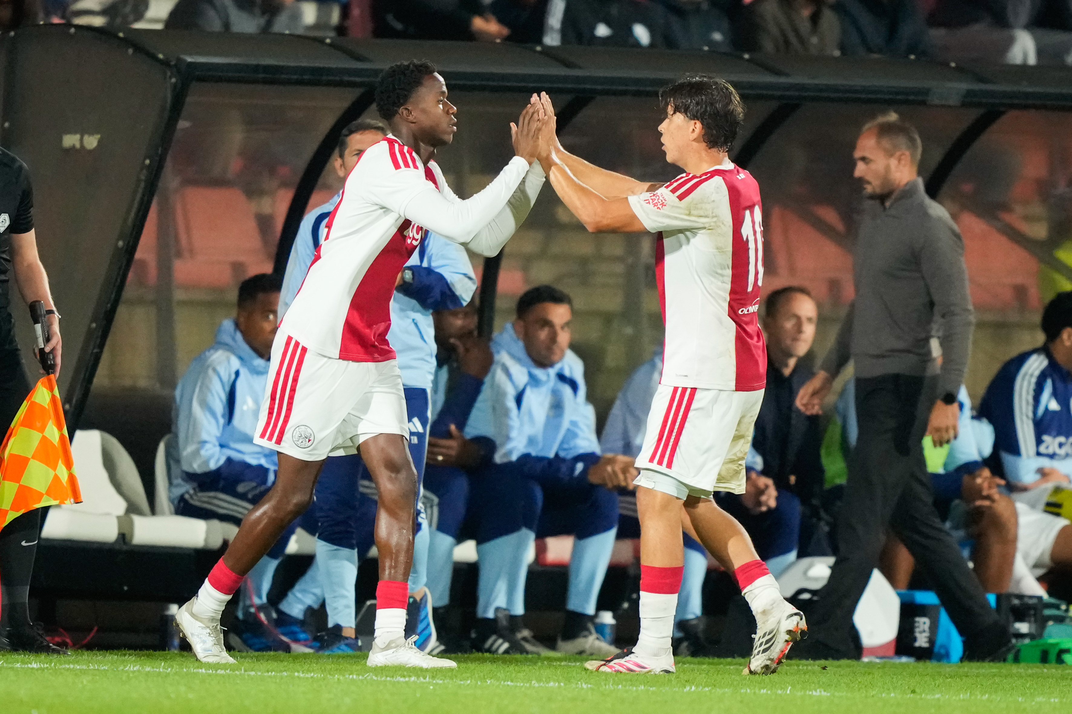 Wauw: 17-jarige Ajax-huurling Camara schiet vrije trap stijf in de kruising