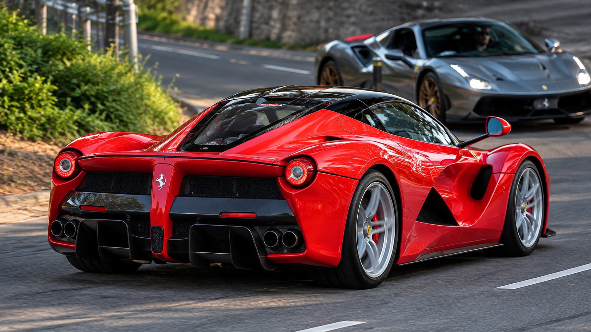 Ferrari LaFerrari rijdt op de openbare weg naast een andere Ferrari