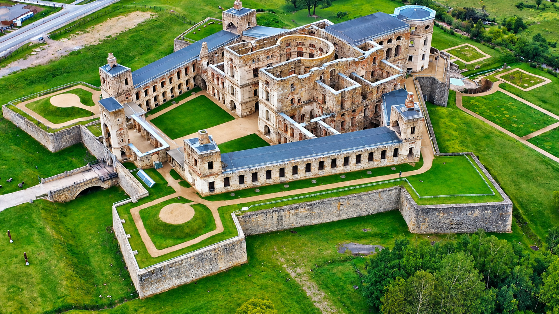 Massive stone walls reveal Krzyżtopór Castle's former grandeur
