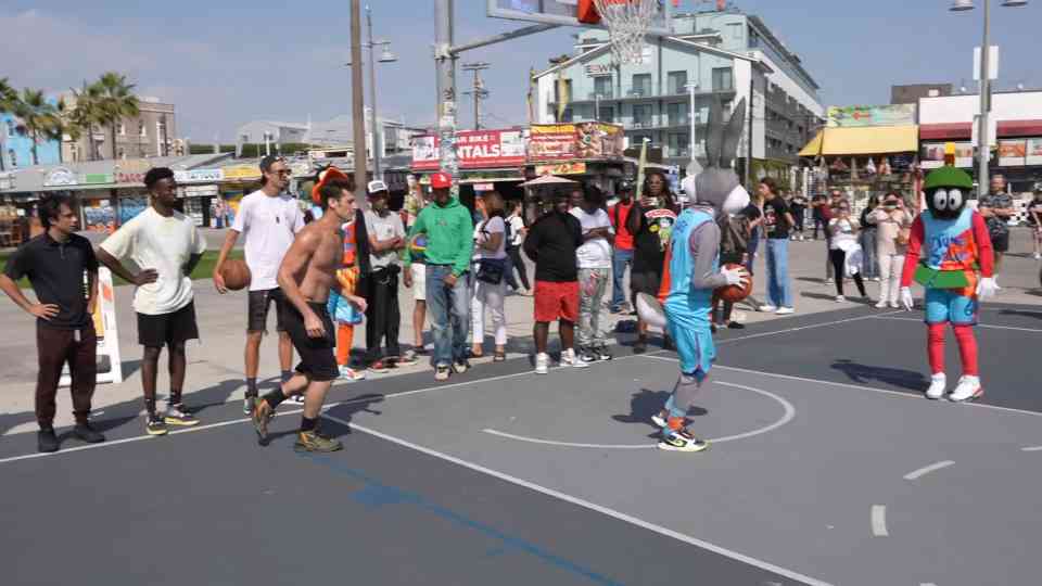 Bugs Bunny & Marvin the Martian 2v2 vs awkward hoopers (Space Jam IRL)