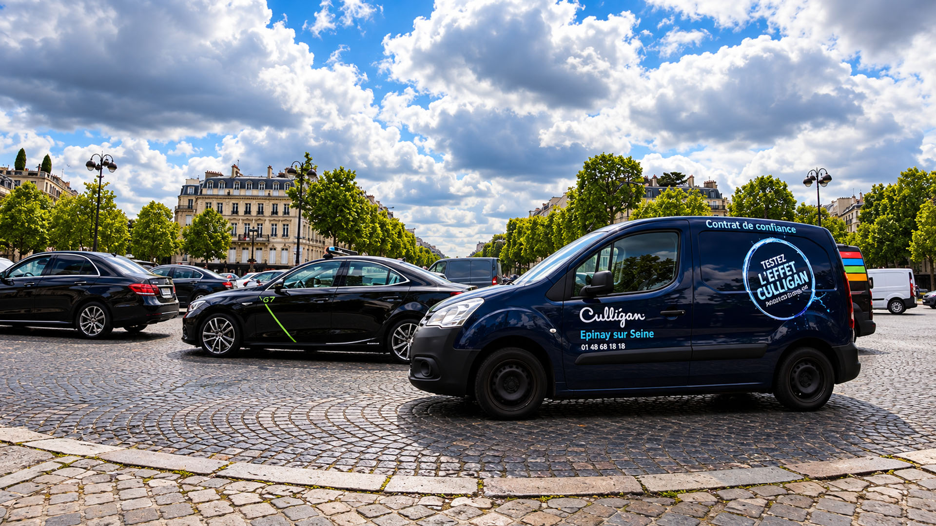 The busy Paris roundabout surrounding the Arc de Triomphe (4K)