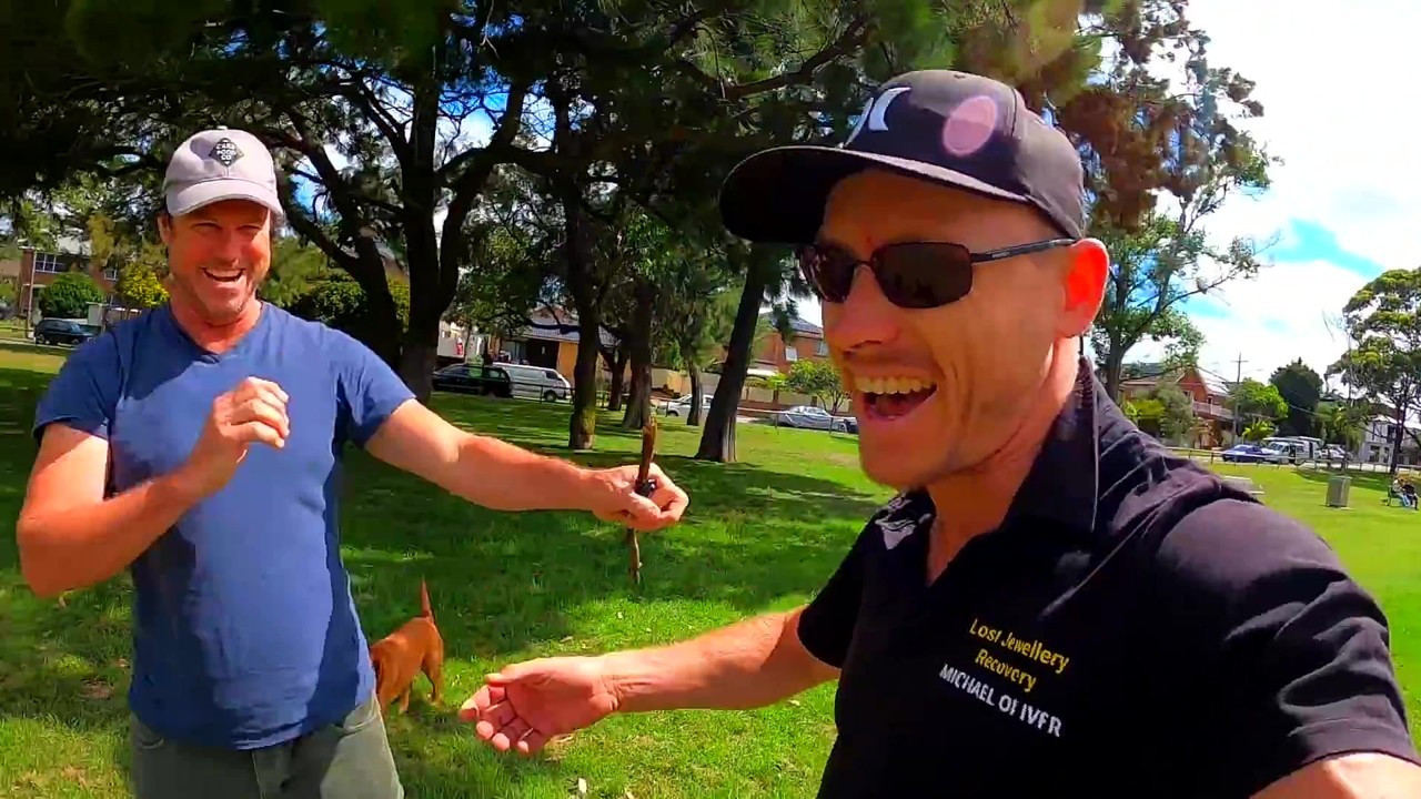 Metal detectorist finds woman's lost ring in Bondi surf