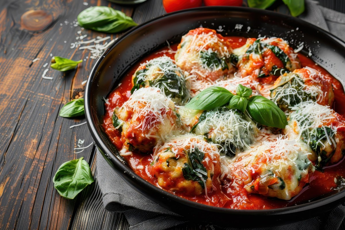 Mediterraner Klassiker: Spinat-Ricotta-Knödel in Tomatensoße