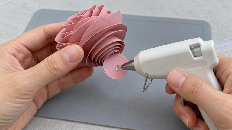 How to make rolled paper flowers for a pretty wooden sign