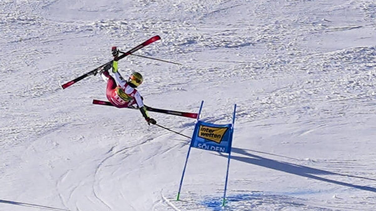 Heftiger Sturz: Ski-Ass fliegt quer durch die Luft