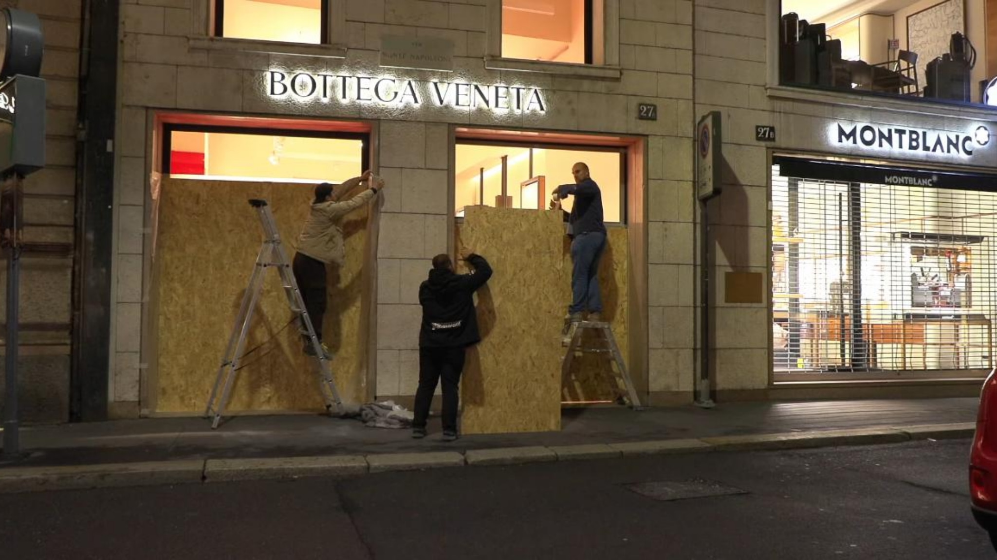 Massima allerta a Milano, i negozi del centro si blindano