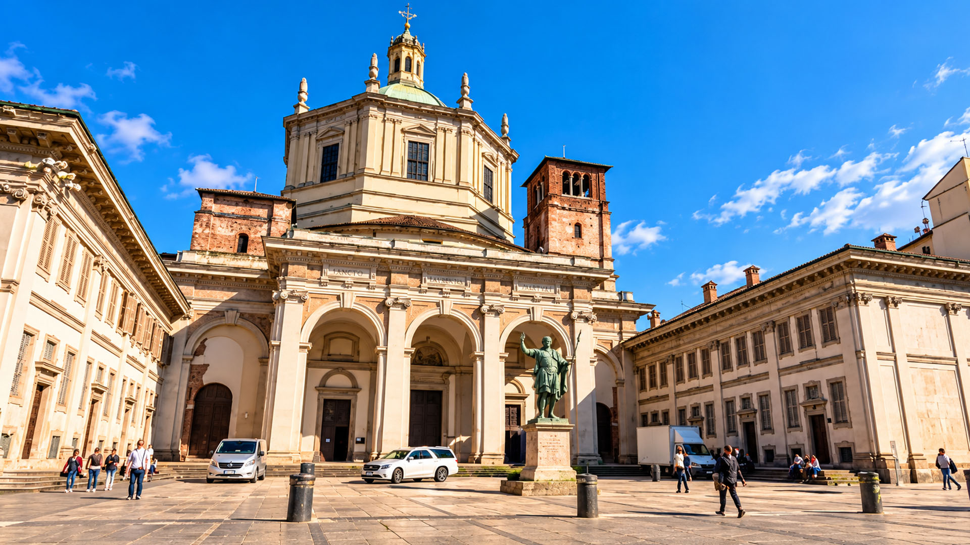La statue d’un empereur romain devant l’ancienne basilique de Milan (4K)
