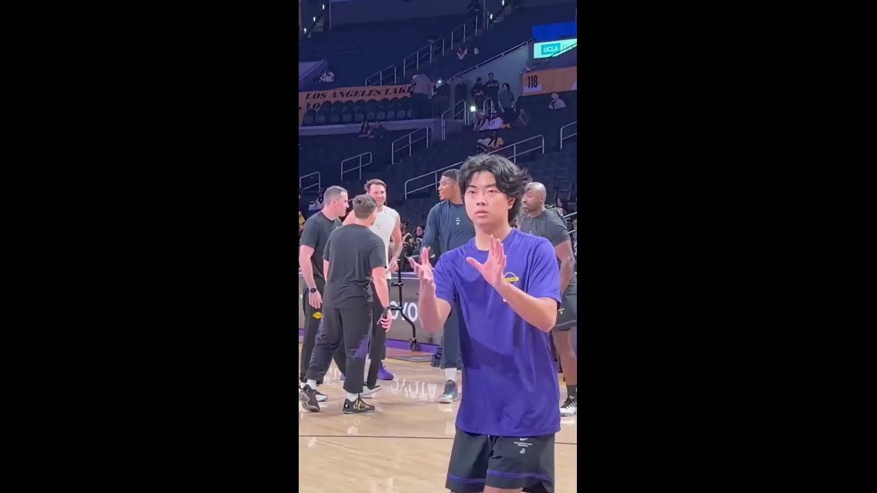 Rui Hachimura greets former Lakers teammates and coaches