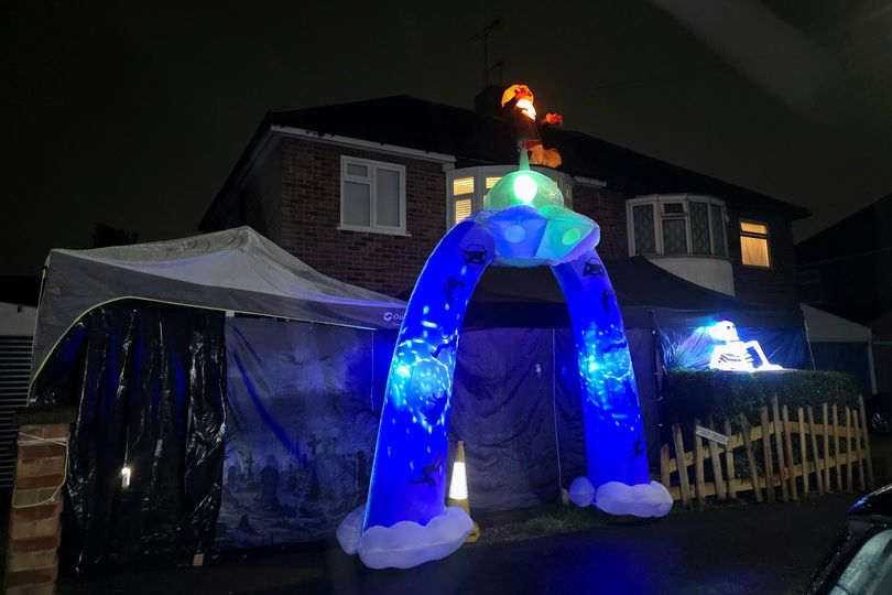 8 terrifying pictures show dad's Halloween maze that attracts hundreds ...