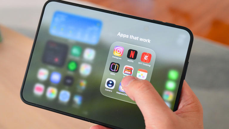 7 iPhone duo apps that take full advantage of the new foldable phone