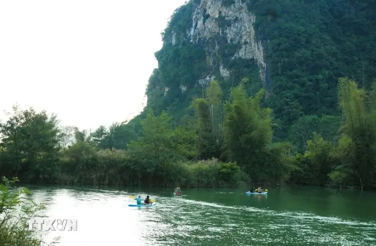 Trải nghiệm kayak trên sông Quây Sơn trên địa phận xã Đàm Thủy. (Ảnh: Chu Hiệu/TTXVN)