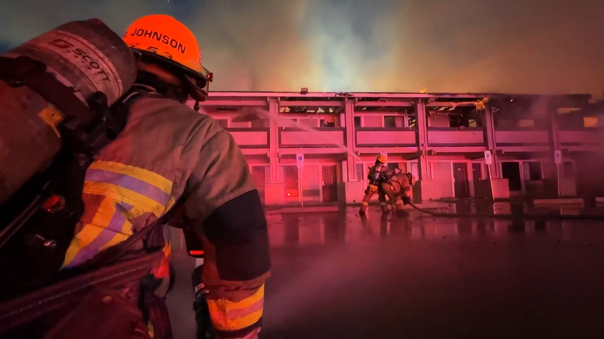 Large fire engulfs vacant Travel Lodge in north Phoenix