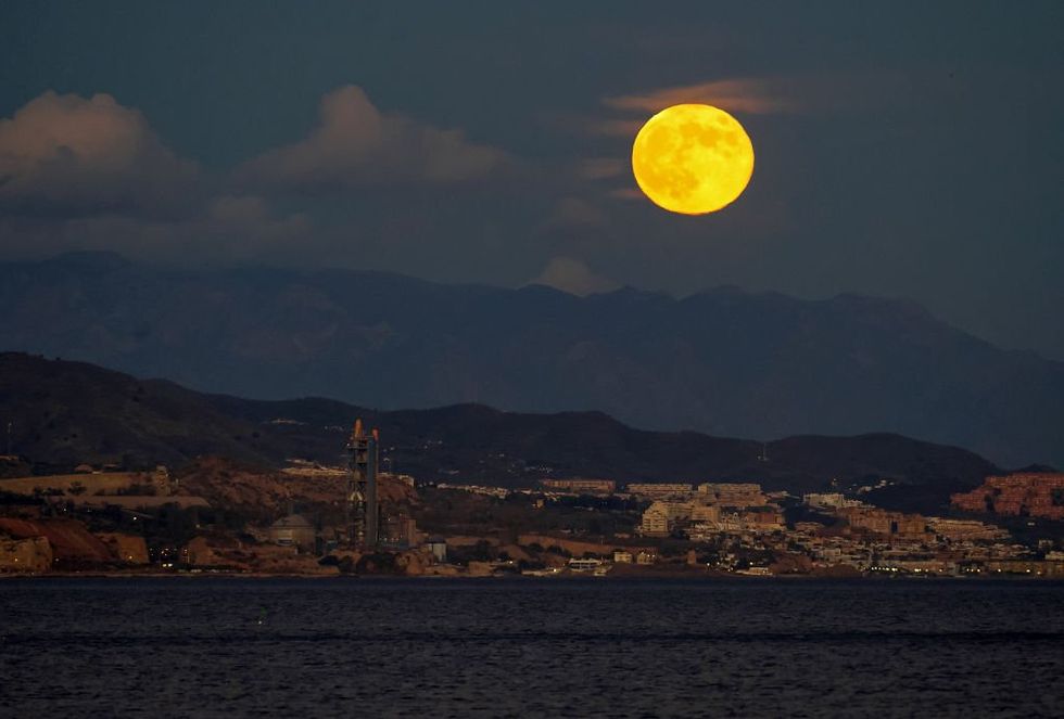 Britons set for stunning night as rare supermoon dazzles stargazers ...