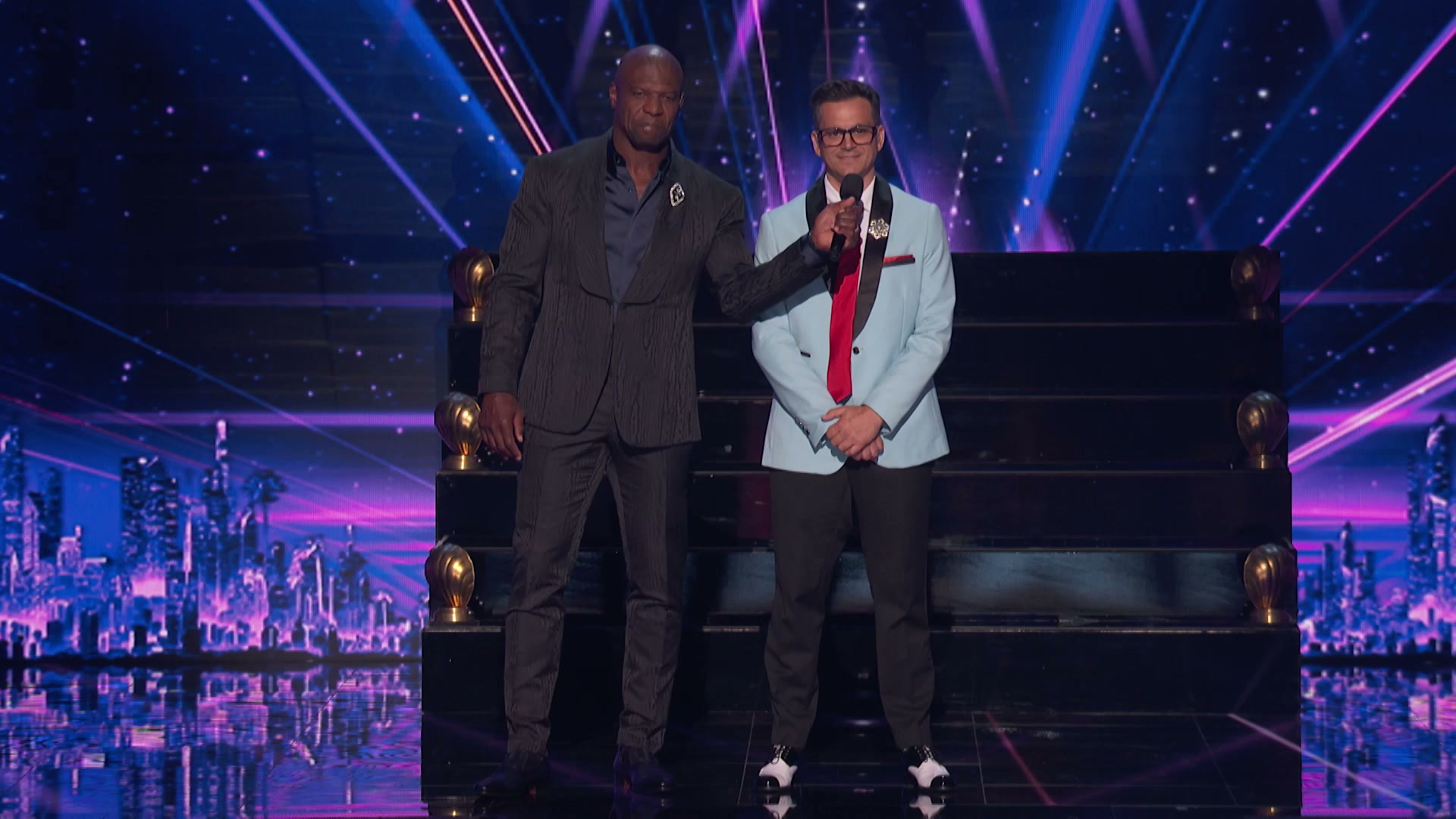 Cesar Dias has a wardrobe malfunction mid-performance!