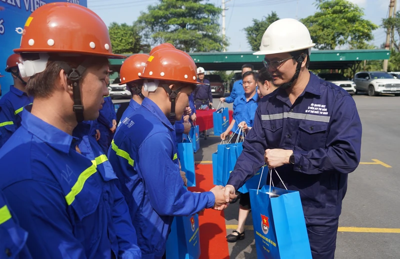Bí thư thứ nhất Trung ương Đoàn thăm, làm việc với thanh niên công nhân ngành than