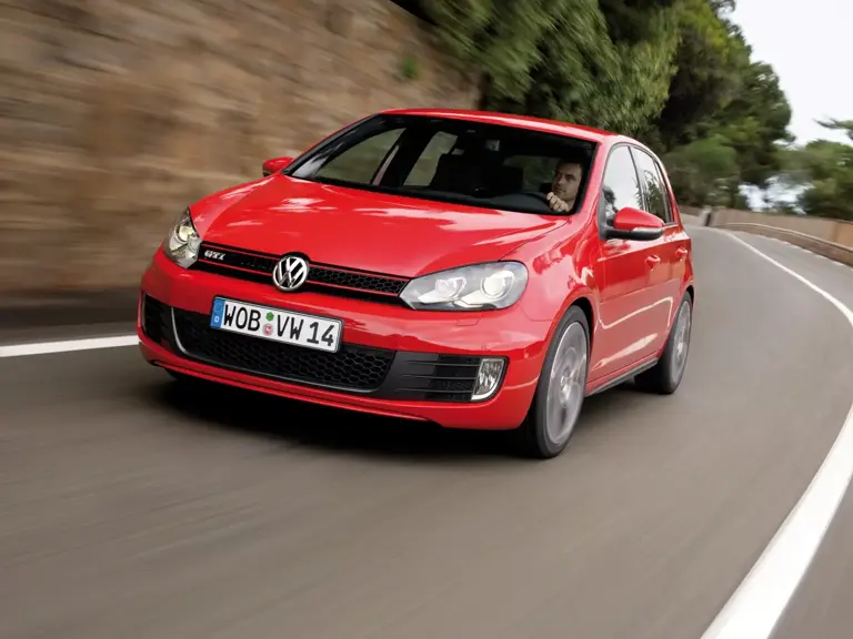 L'auto totale per eccellenza compie 50 anni: ecco perché la VW Golf GTI ...