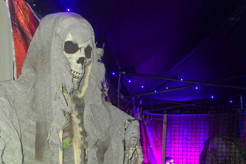 8 terrifying pictures show dad's Halloween maze that attracts hundreds ...