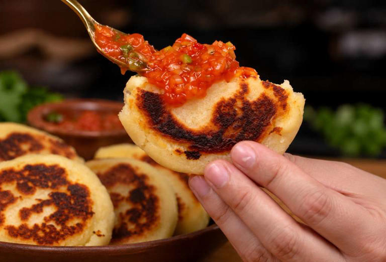 Arepas de papa rellenas de queso con solo 5 ingredientes: la receta ...