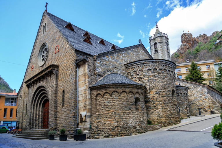 La iglesia parroquial de Santa María en Ribes de Freser (Girona) / Istock / KarSol