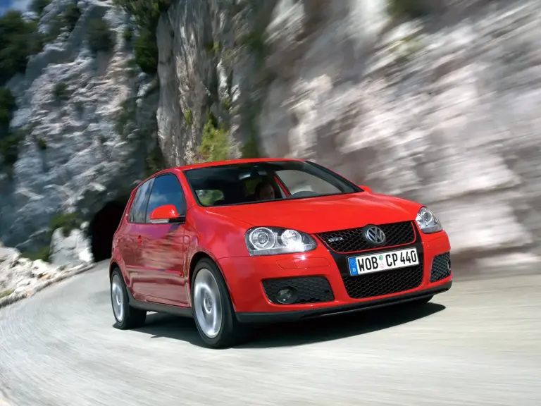 L'auto totale per eccellenza compie 50 anni: ecco perché la VW Golf GTI ...