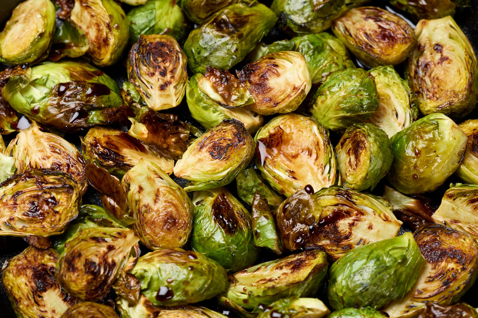 Rosenkohl mit Knoblauch und Parmesan vom Blech: Lecker und schnell gemacht