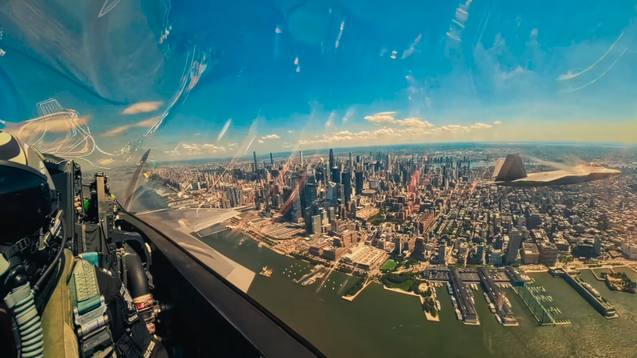 Throwback to F22 Raptors flying over the Hudson River
