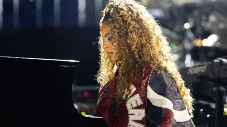 Blue Ivy plays piano with Jay-Z at SoFi Stadium on The Story of OJ and ...
