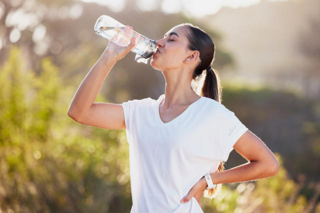 Non tutti hanno bisogno di 2 litri d'acqua al giorno: da cosa dipende ...