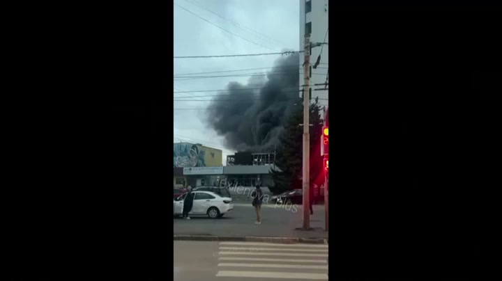 Des images montrent des colonnes de fumée après une frappe meurtrière ...