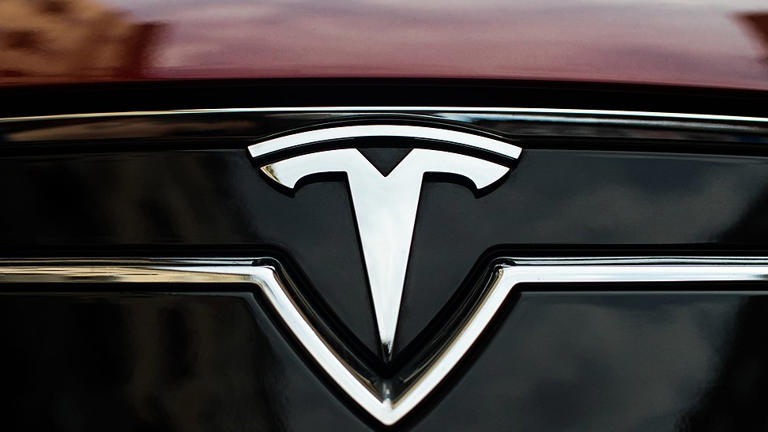 Elon Musk reportedly wants to merge Tesla, SpaceX to create a £2.7T ...