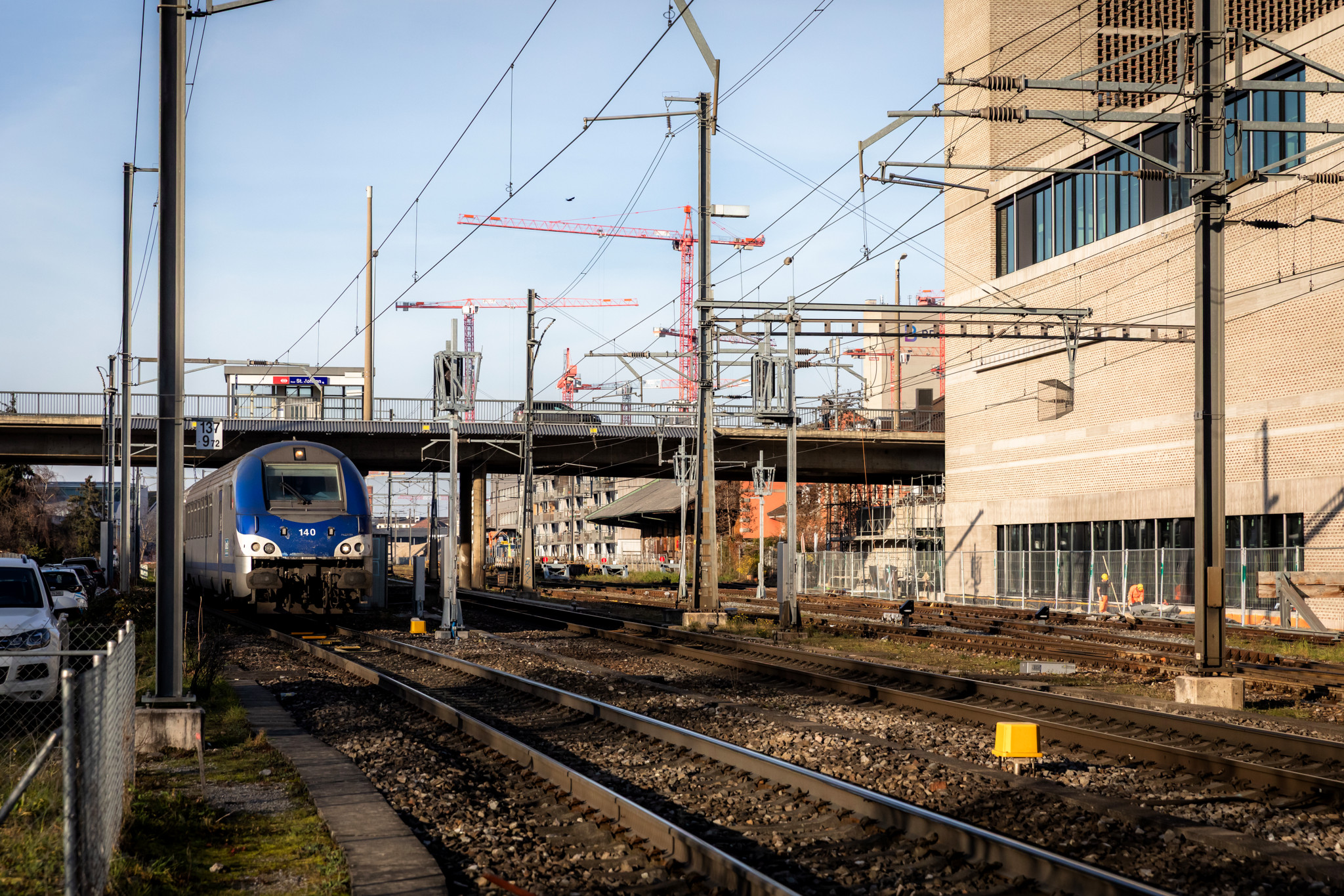 Mann stürzt in Basel auf Gleise – Zug evakuiert
