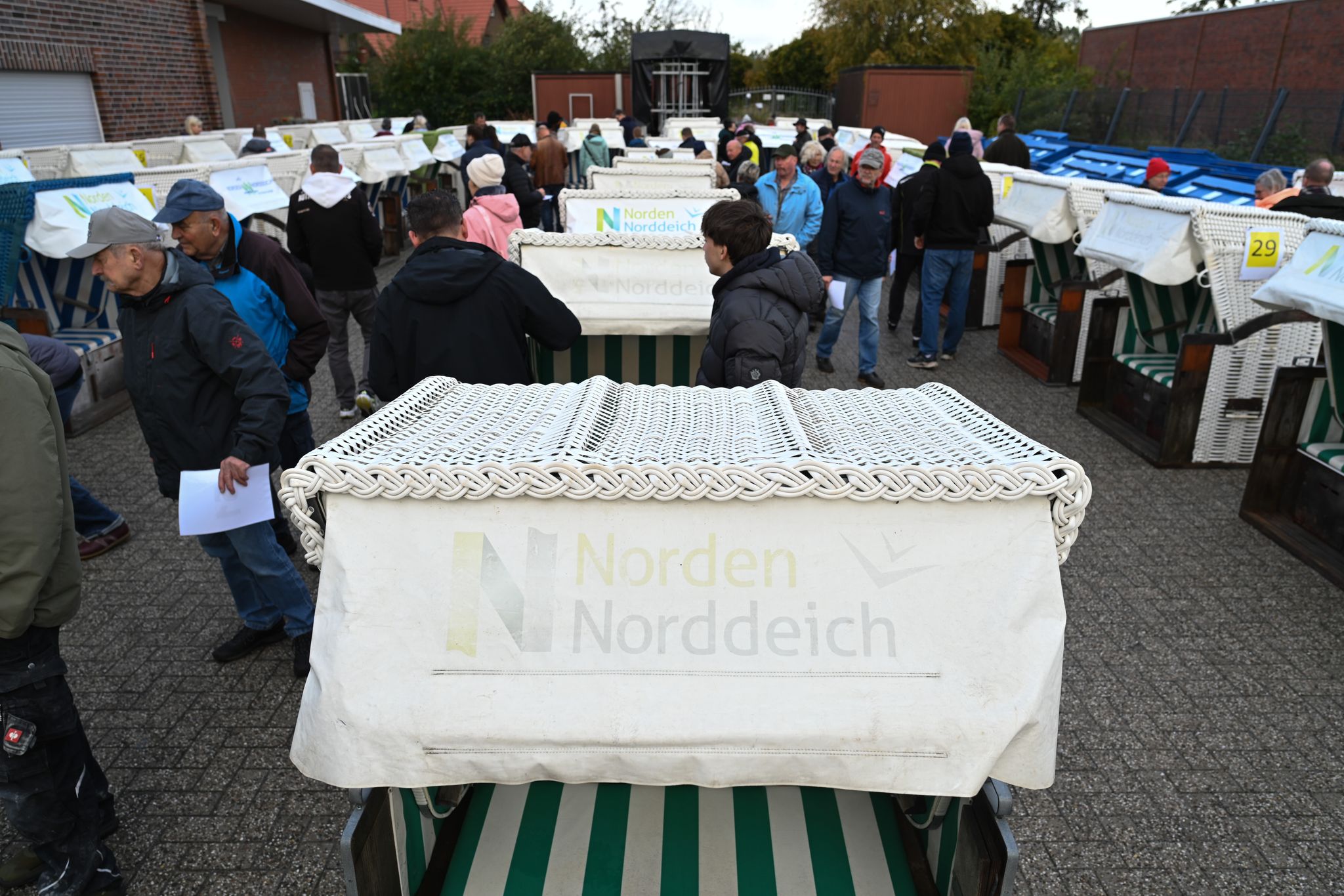 Nordseefans ersteigern ausgemusterte Strandkörbe