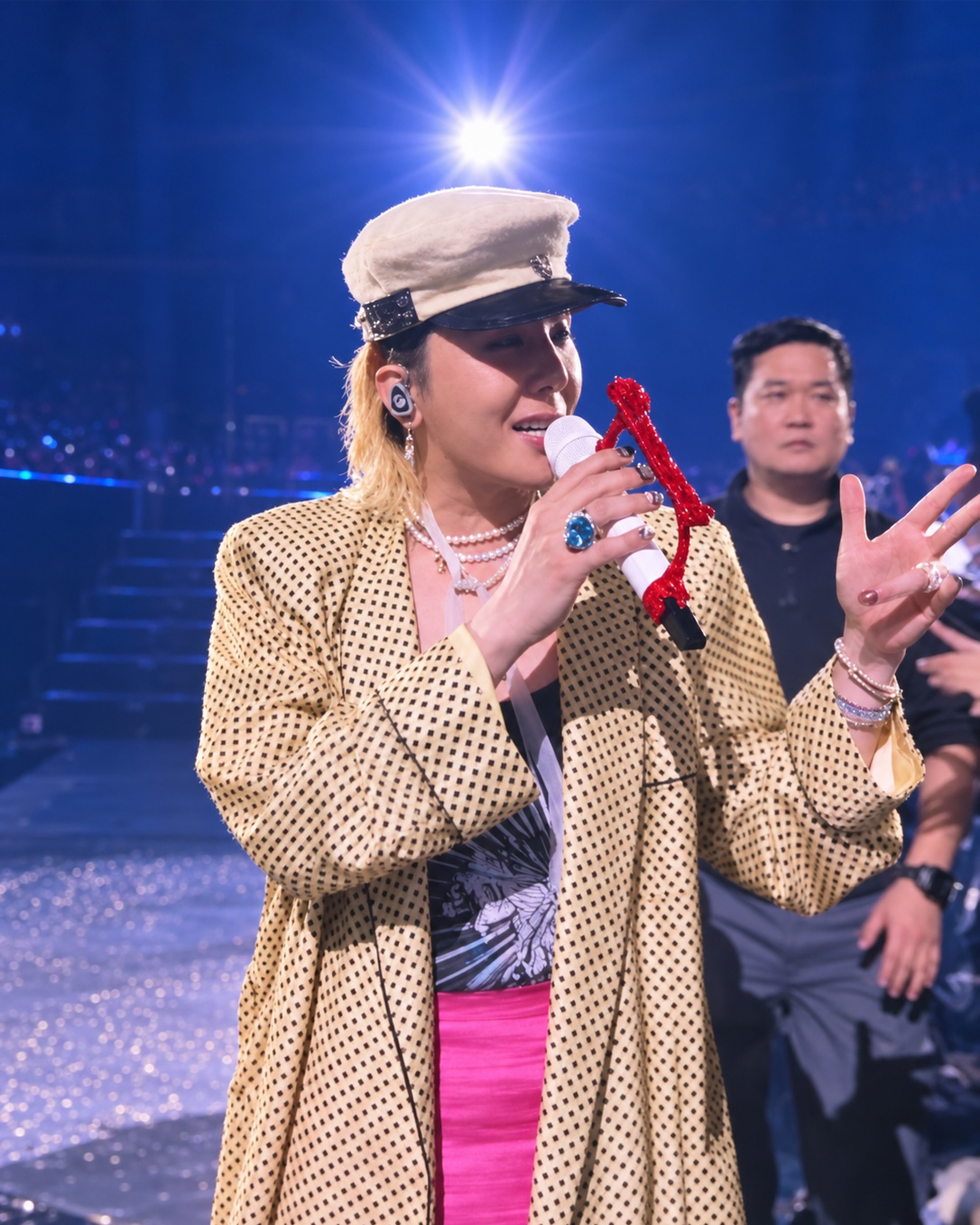 G-Dragon đập đàn trên sân khấu concert BigBang