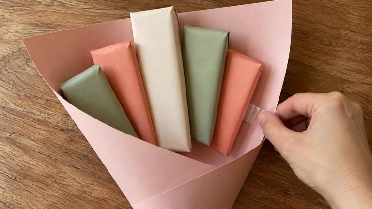 How to make a bouquet from small gifts