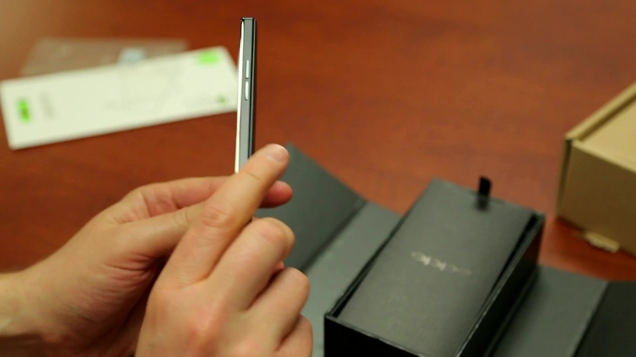 Oppo Find 5 unboxed from a metal magnetic box