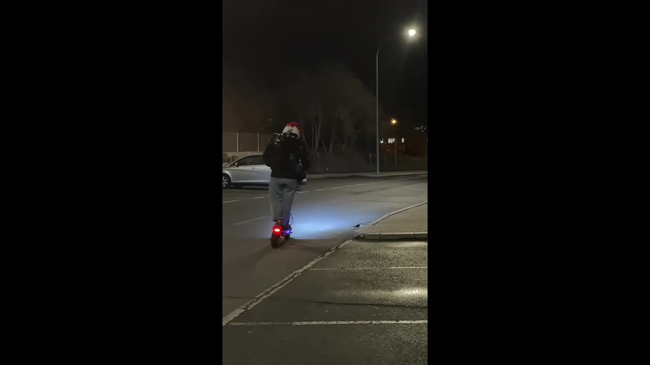 Scooter rider loses balance and falls while attempting a turn in Ávila ...