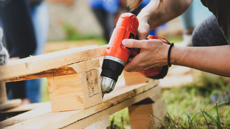 Man Turns Old Wood Pallets Into A Mini Cabin With An Impressive DIY