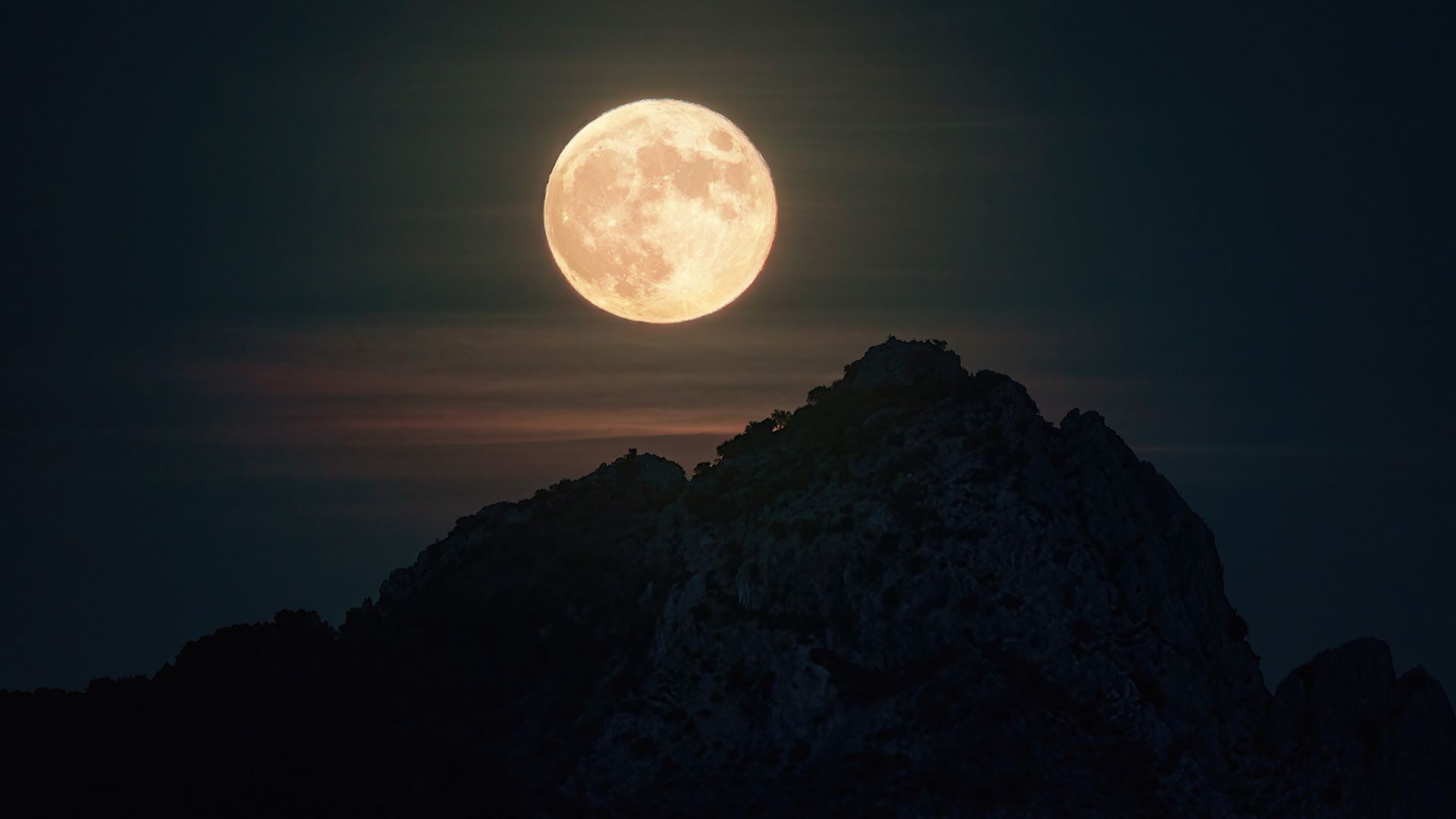 How to see the full 'Hunter's Moon' rise next to Saturn this weekend