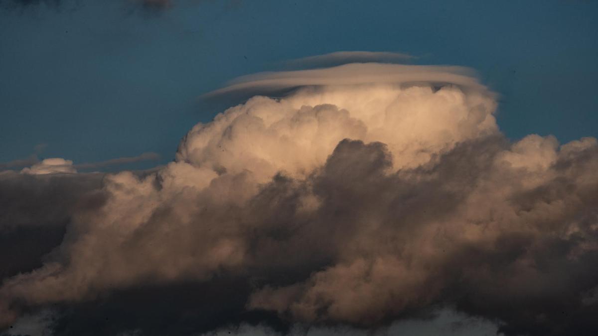 Impresionante cumulus pileus para saludar a la luna