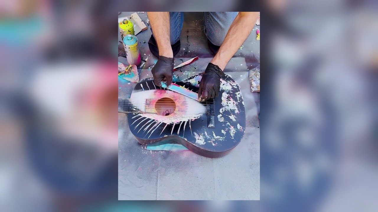 Street artist spray paints a €20 gallery-style artwork