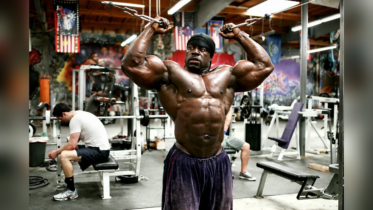 Kali Muscle trains back and biceps