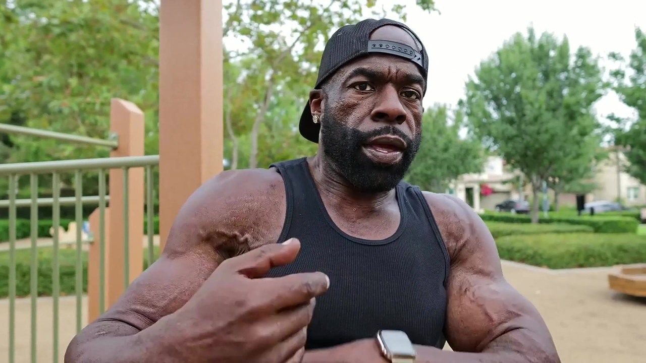 Kali Muscle teaches his son healthy eating habits