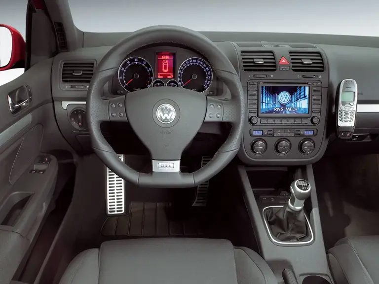 L'auto totale per eccellenza compie 50 anni: ecco perché la VW Golf GTI ...