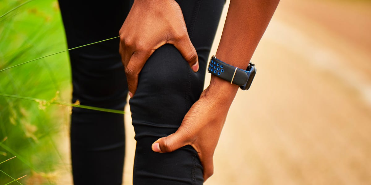 These are early signs of arthritis to pay attention to, according to ...