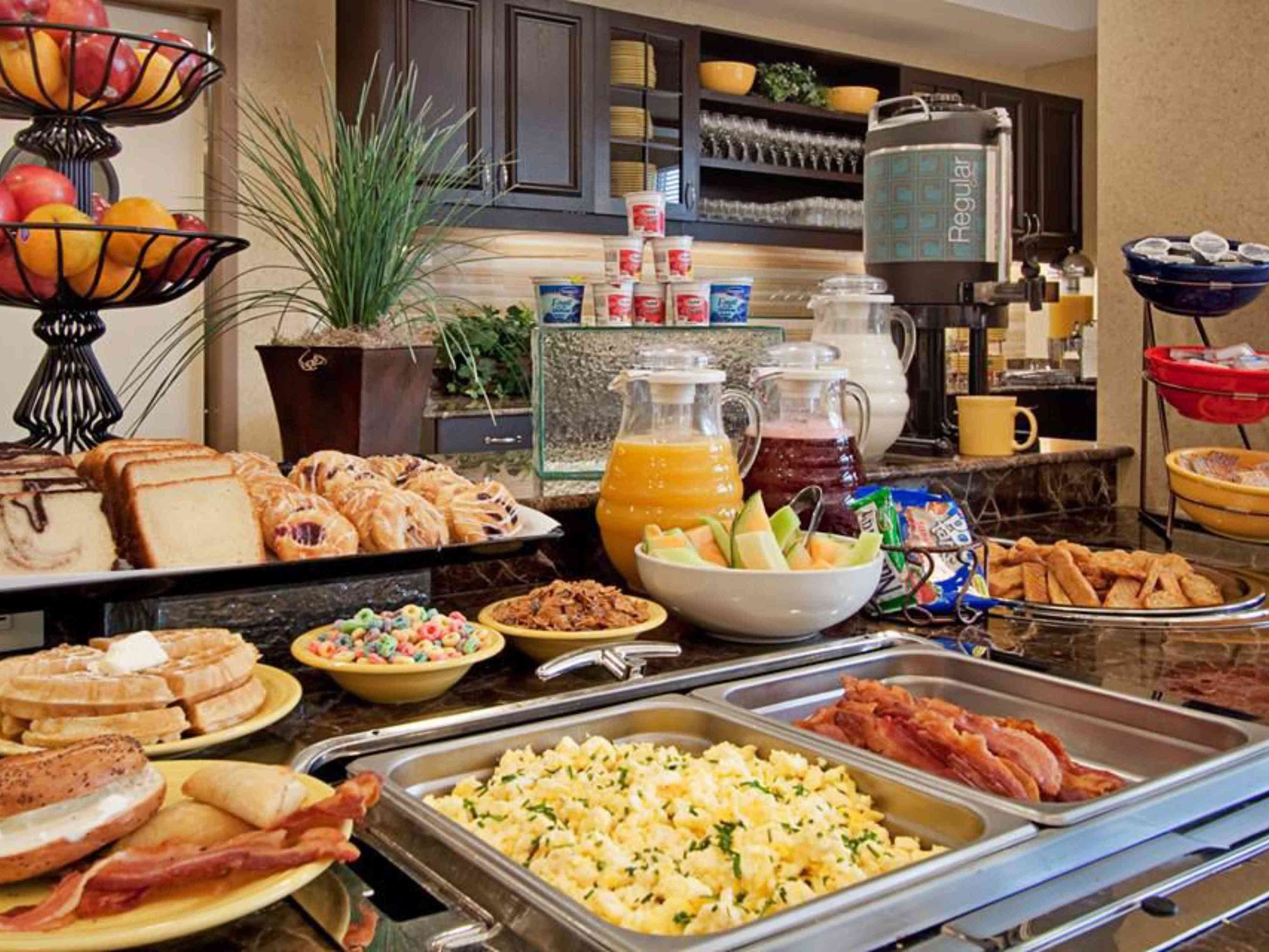 The 6 foods you should never eat from a buffet, according to a food ...