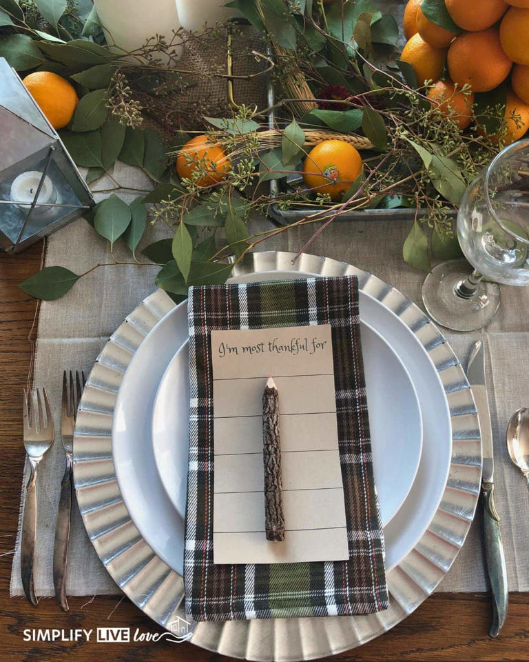 Simple Thanksgiving tablescape ideas (last minute + free printable)