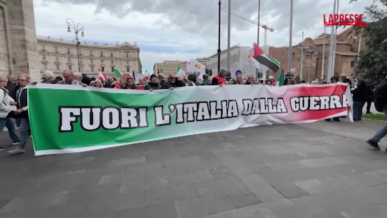 Cortei: a Roma partita manifestazione da piazza della Repubblica