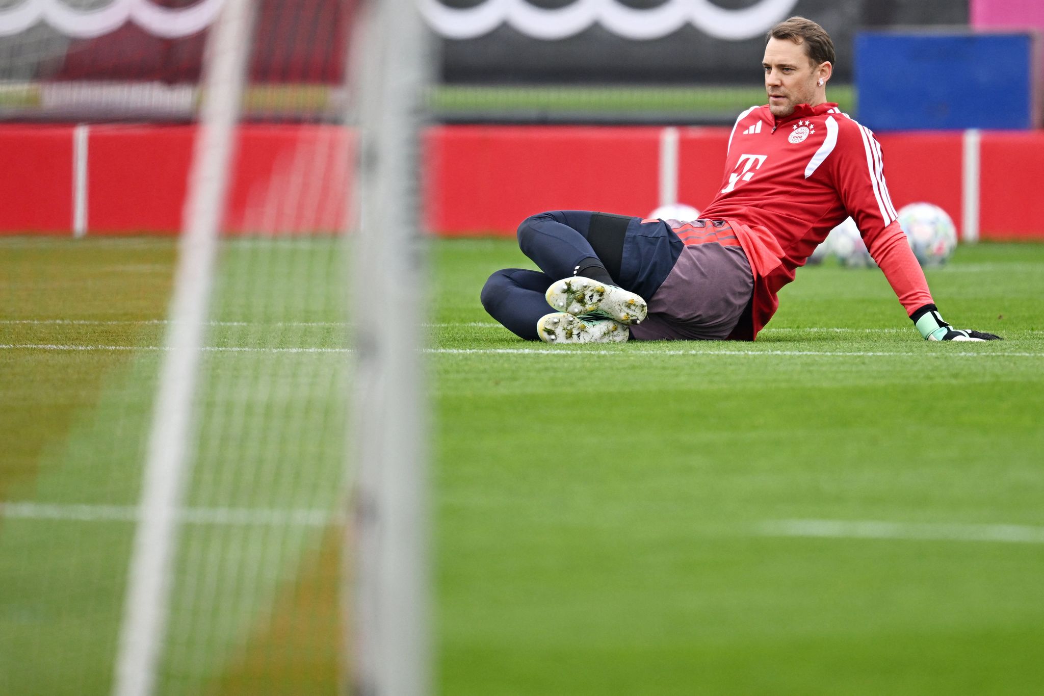 Bayern's Neuer to miss Freiburg match with persistent tendonitis